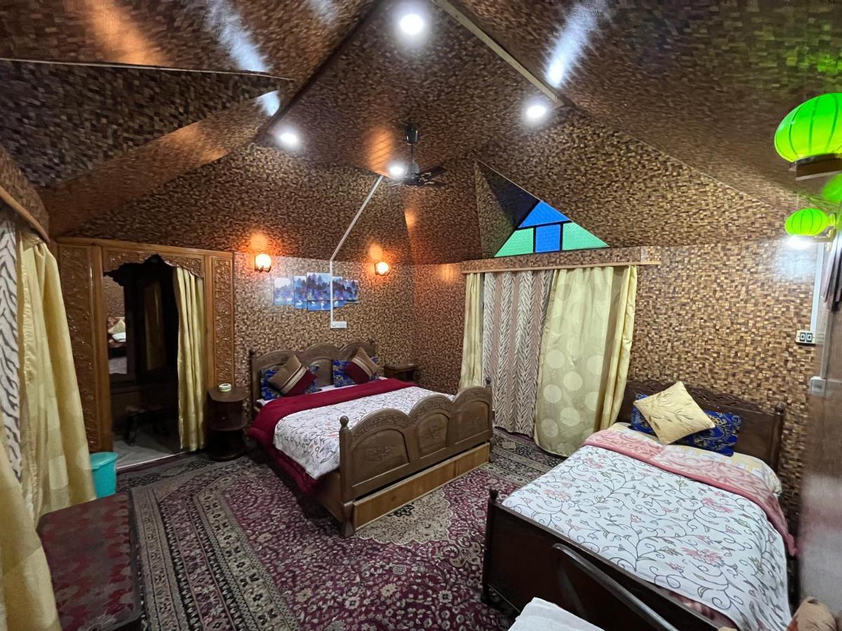 Young Shahzada Group Of Houseboats Srīnagar Buitenkant foto
