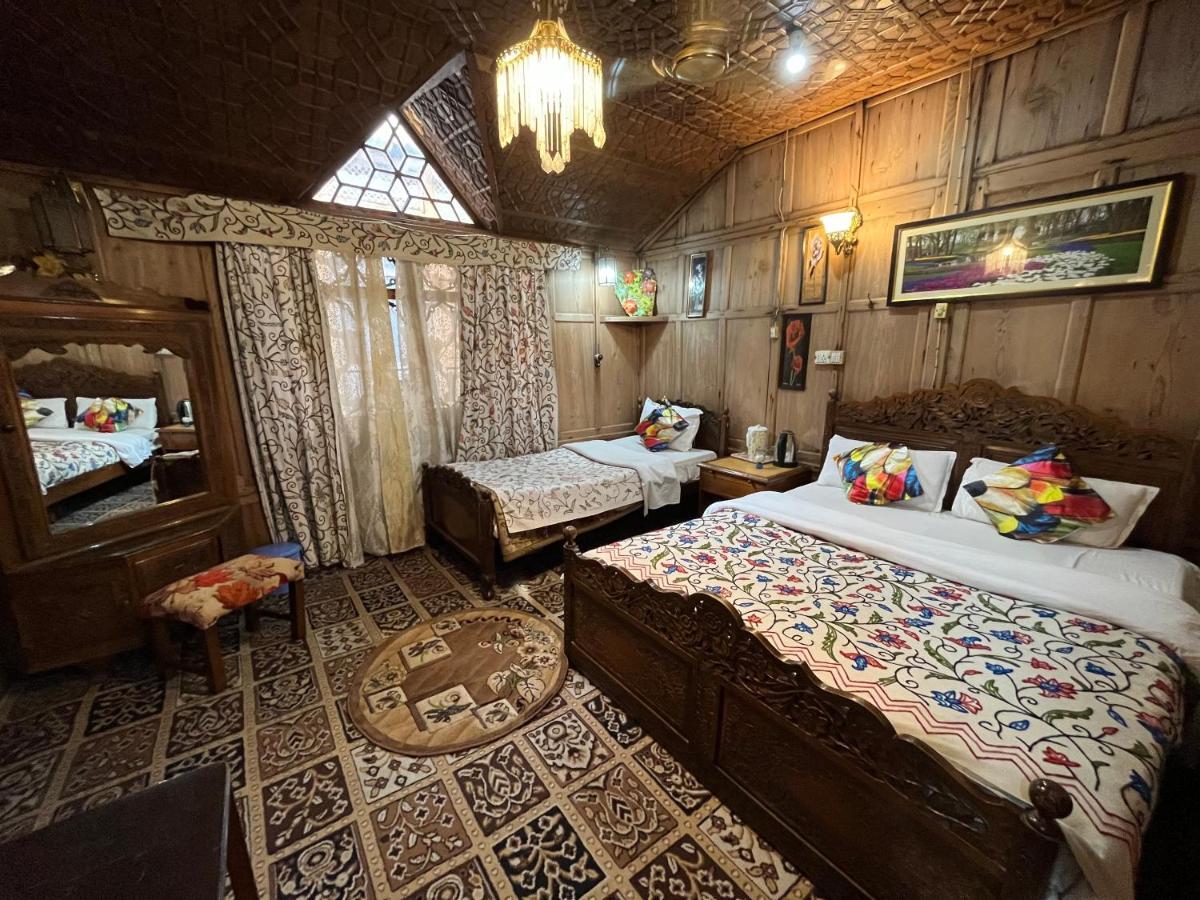 Young Shahzada Group Of Houseboats Srīnagar Buitenkant foto