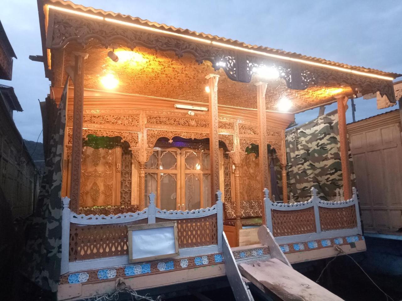 Young Shahzada Group Of Houseboats Srīnagar Buitenkant foto