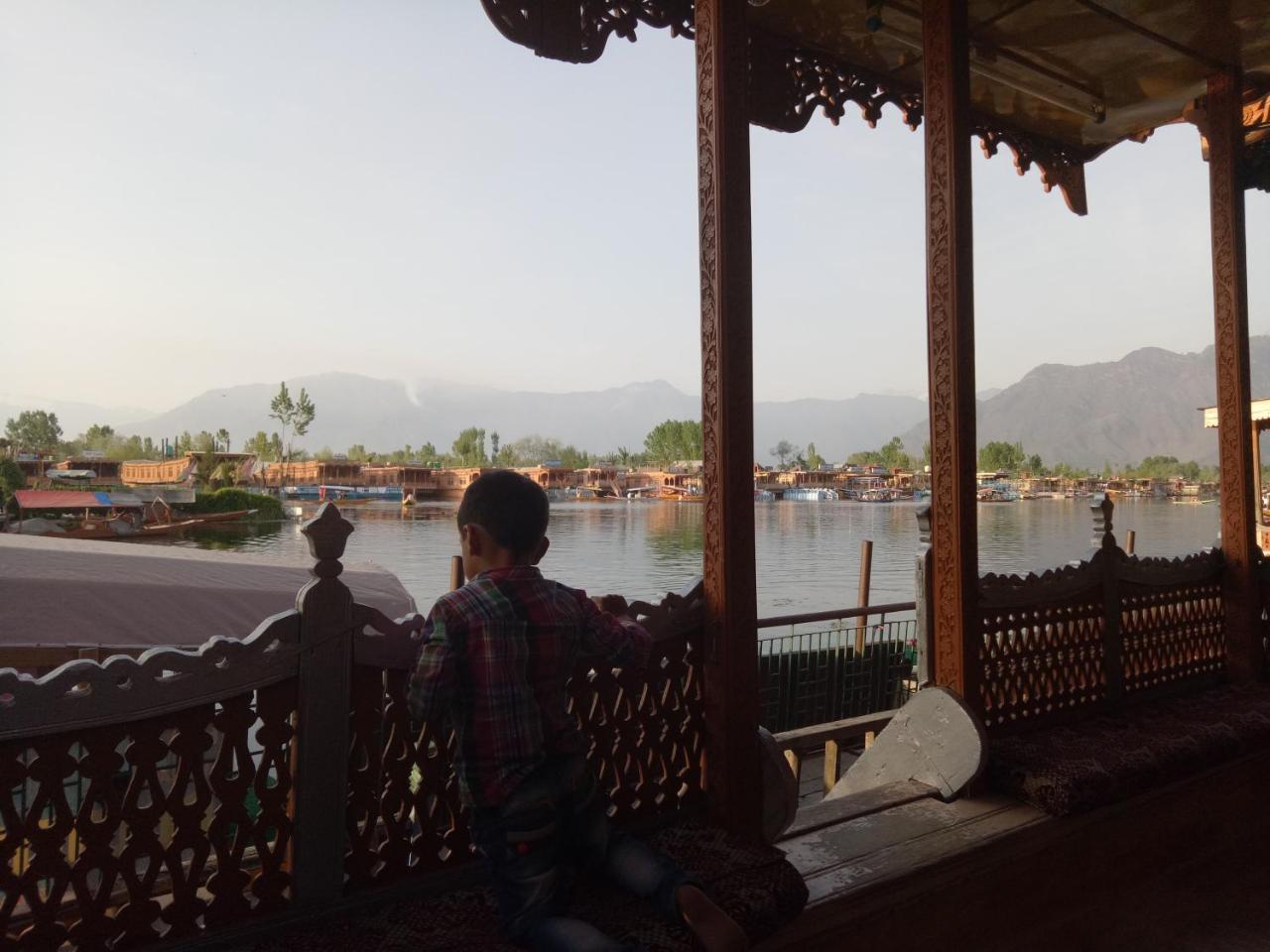 Young Shahzada Group Of Houseboats Srīnagar Buitenkant foto